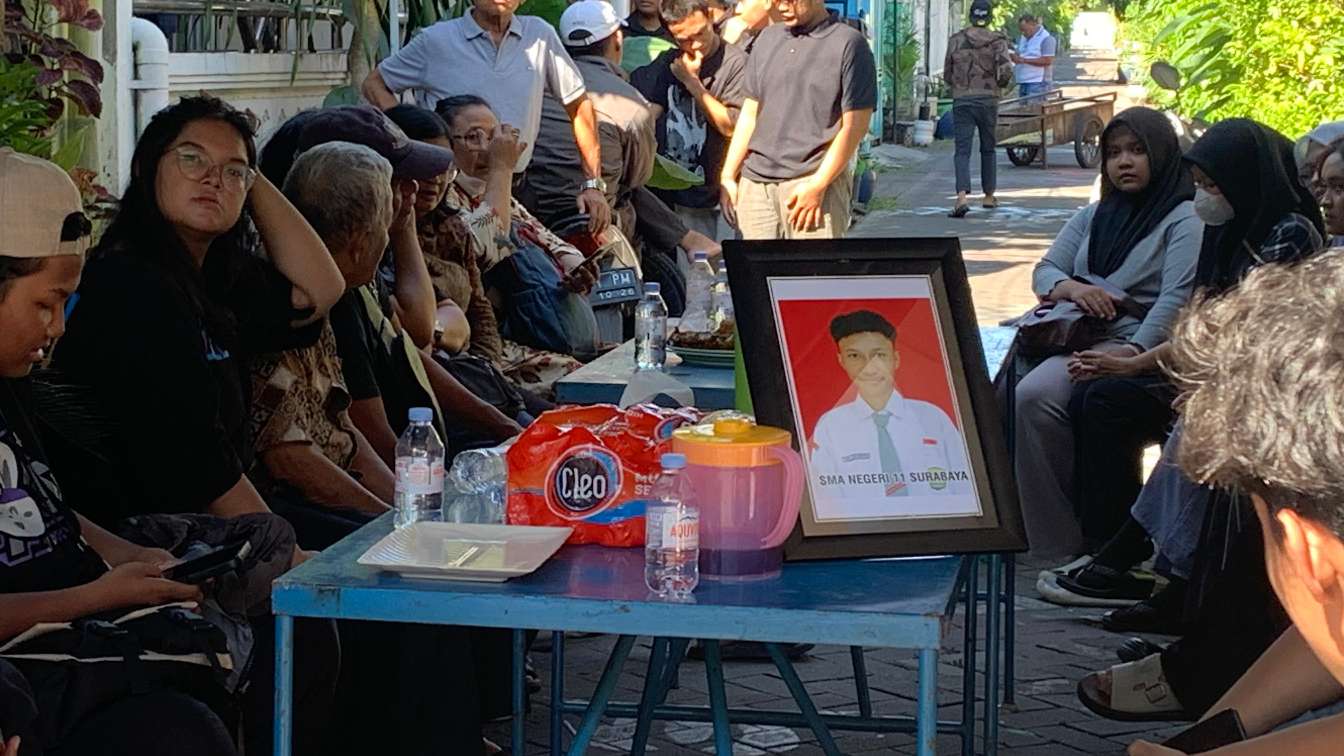 Pengeroyokan Surabaya Tewaskan Pemuda SMA, Kakek Berduka